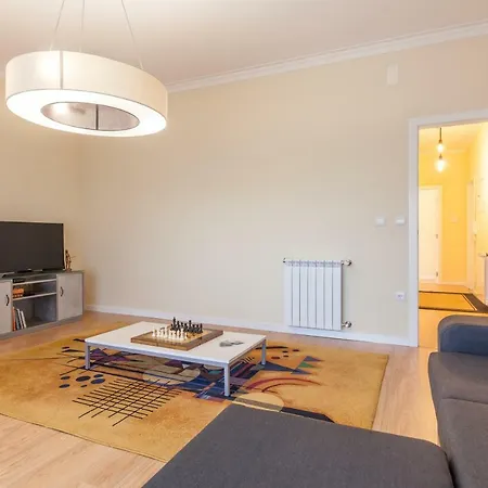 Feel At - Free Private Parking Apartment