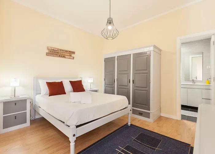 Feel At - Free Private Parking Apartment *